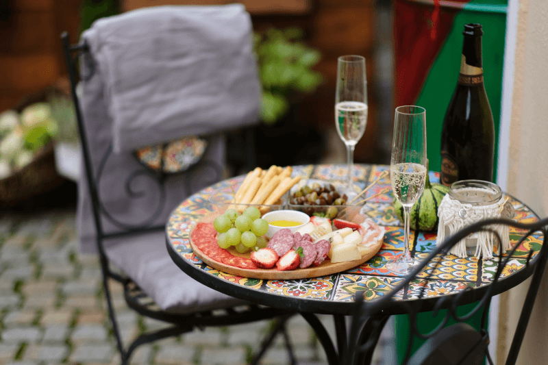 Bistrotisch mit Prosecco und Speisen Bistrotisch mit Prosecco und Speisen