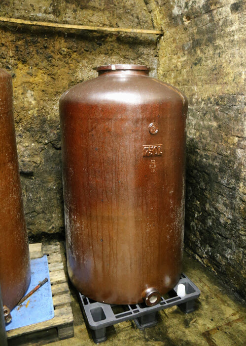 Kivitavarasta valmistettu astia Urban Stagardin kellarissa