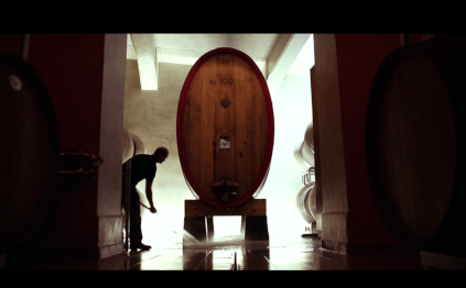 Kellarissa on uusinta tekniikkaa ja puiset tynnyrit, jotka luovat sävyn kellariin. Kellarissa on uusinta tekniikkaa ja puiset tynnyrit, jotka luovat sävyn kellariin.